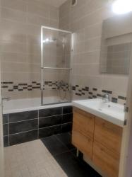 Salle de bain avec baignoire et lavabo double vasques